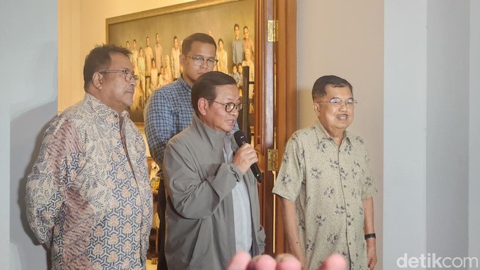 Pramono dan Rano Karno sowan ke rumah JK. (Adrial/detikcom)