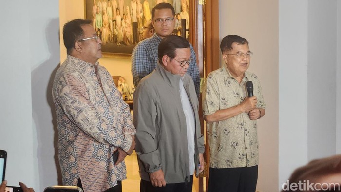 Pramono dan Rano Karno sowan ke rumah JK. (Adrial/detikcom)