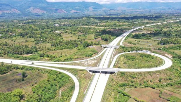 Presiden Joko Widodo (Jokowi) meresmikan empat ruas jalan tol Ruas Sigli-Banda Aceh Seksi 2 (Seulimeum – Jantho), Seksi 3 (Jantho – Indrapuri), Seksi 5 (Blang Bintang – Kuto Baro), dan Seksi 6 (Kuto Baro – Baitussalam), di Gerbang Tol Baitussalam, Provinsi Aceh, Senin (09/09/2024). (Dok.Hutama Karya)