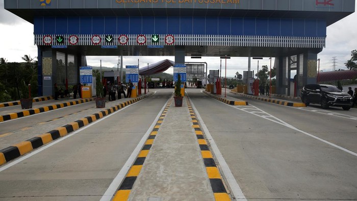 Presiden resmikan Jalan Tol Sigli-Banda Aceh Presiden Joko Widodo (tengah) didampingi Ibu Negara Iriana Joko Widodo (ketiga kiri) berbincang dengan Pj Gubernur Aceh Safrizal ZA (kedua kanan) saat peresmian Jalan Tol ruas Sigli-Banda Aceh seksi 2-3 Seulimeum-Jantho-Indrapuri serta seksi 5-6 Blang Bintang-Kuta Baro-Baitussalam di Gerbang Tol Baitussalam, Aceh Besar, Aceh, Senin (9/9/2024). Pembangunan Jalan Tol Sigli-Banda seksi Seulimeum-Jantho-Indrapuri dan Blang Bintang-Kuta Baro-Baitussalam sepanjang 35 kilometer menelan anggaran Rp13,5 triliun yang bertujuan untuk percepatan ekonomi serta konektivitas antarwilayah di ujung Pulau Sumatera. ANTARA FOTO/Irwansyah Putra/tom.