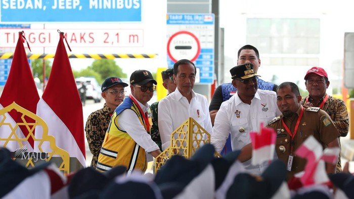 Presiden resmikan Jalan Tol Sigli-Banda Aceh Presiden Joko Widodo (tengah) didampingi Ibu Negara Iriana Joko Widodo (ketiga kiri) berbincang dengan Pj Gubernur Aceh Safrizal ZA (kedua kanan) saat peresmian Jalan Tol ruas Sigli-Banda Aceh seksi 2-3 Seulimeum-Jantho-Indrapuri serta seksi 5-6 Blang Bintang-Kuta Baro-Baitussalam di Gerbang Tol Baitussalam, Aceh Besar, Aceh, Senin (9/9/2024). Pembangunan Jalan Tol Sigli-Banda seksi Seulimeum-Jantho-Indrapuri dan Blang Bintang-Kuta Baro-Baitussalam sepanjang 35 kilometer menelan anggaran Rp13,5 triliun yang bertujuan untuk percepatan ekonomi serta konektivitas antarwilayah di ujung Pulau Sumatera. ANTARA FOTO/Irwansyah Putra/tom.