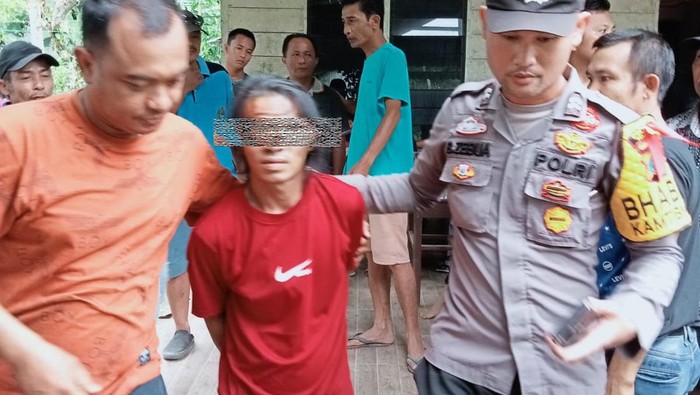 Pria yang bunuh tetangga di Nias Barat saat ditangkap. (Istimewa)