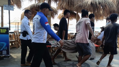 Proses evakuasi pria lansia asal Korsel yang tewas saat snorkeling di perairan Gili Trawangan, Kecamatan Pemenang, Lombok Utara, NTB. (Foto: Humas Polres Lombok Utara)