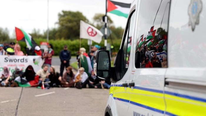 Protes Terhadap Israel, Warga Irlandia Blokir Jalan People protest against U.S. or Israeli military aircraft flying over Irish airspace or landing to refuel, during a demonstration in solidarity with Palestinians in Gaza, amid the Israel-Hamas conflict, near the Shannon Airport, in Shannon, Ireland, September 8, 2024. REUTERS/Emilija Jefremova