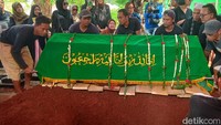 Prosesi pemakaman untuk penyanyi Puput Novel digelar pagi ini (9/9/2024) di Pemakaman Umum Sanjaya, Jakarta Selatan. Sebelumnya, jenazah sempat dishalatkan terlebih dahulu di Masjid Jami Baitul Hamid oleh keluarga dan para pelayat yang hadir. Foto: Ahsan/detikhot