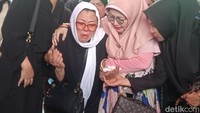 Saat jenazahnya perlahan dimasukkan ke liang lahad, terlihat ibunda Puput Novel, Susi yang turut hadir di pemakaman tak kuasa menahan tangisnya. Bahkan, ia sampai harus dituntun oleh beberapa orang untuk sampai ke dekat makam putrinya. Foto: Ahsan/detikhot