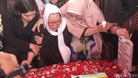 Anak yang paling hebat di dunia, hatinya baik, pemaaf, kamu tuh pemaaf penyayang, rela berkorban untuk orang lain, kamu susah untuk orang lain, Ya Allah aku sayang, cintaku, buah hatiku, malaikatku, selamat jalan, kata Susi di depan pusara makam Puput Novel sembari menangis. Foto: Ahsan/detikhot