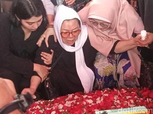 Luapan Emosi Ibunda di Pemakaman Puput Novel