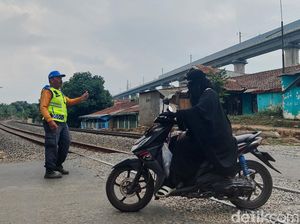 Kisah Ujang Sumarna, Sang Penjaga Perlintasan KA Tanpa Palang Pintu