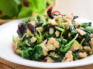 Resep Tumis Bayam Campur Telur yang Simpel, Bikinnya Cuma 5 Menit!