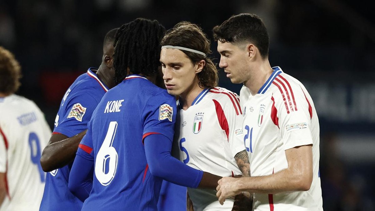 Riccardo Calafiori absen saat Italia menghadapi Israel (REUTERS/Benoit Tessier)