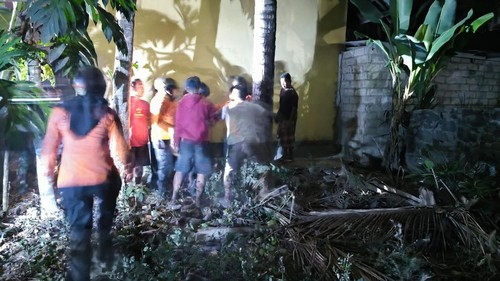 SAR Mataram melakukan evakuasi korban saat naik pohon kelapa di halaman rumahnya, Minggu malam (8/9/2024). (Humas SAR Mataram)