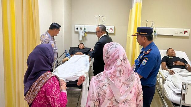 Sebanyak 6 orang petugas sempat dilarikan ke RS usai terjadi ledakan kebakaran lapak di Grogol, Jakbar. Kadis Gulkarmat DKI mengungkap kondisi para petugas. (dok Damkar DKI)