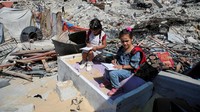 Sekolah dadakannya adalah salah satu dari sedikit pilihan yang tersisa bagi anak-anak di lingkungannya.