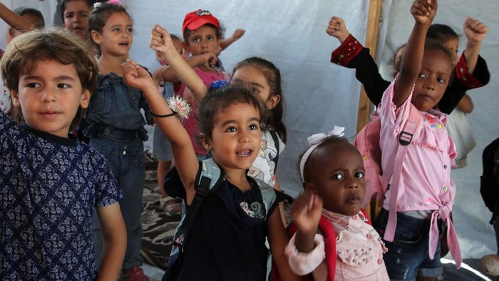 Palestinian teacher Israa Abu Mustafa gives a class to students inside a tent set up on the rubble of her house as war disrupts a new school year, amid the Israel-Hamas conflict, in Khan Younis, in the southern Gaza Strip, September 4, 2024. REUTERS/Hatem Khaled