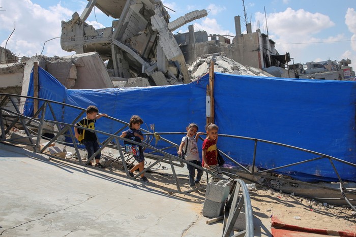 Palestinian teacher Israa Abu Mustafa gives a class to students inside a tent set up on the rubble of her house as war disrupts a new school year, amid the Israel-Hamas conflict, in Khan Younis, in the southern Gaza Strip, September 4, 2024. REUTERS/Hatem Khaled