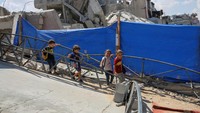 Sekolah-sekolah di Gaza hancur atau telah diubah menjadi tempat penampungan bagi keluarga yang mengungsi akibat perang yang telah menewaskan puluhan ribu orang. Namun, guru Israa Abu Mustafa menolak membiarkan kematian dan kehancuran merampas pendidikan anak-anak yang trauma.