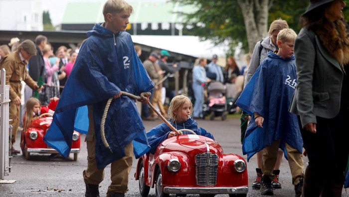 Semangatnya Anak-anak Balapan Mobil Pedal di Inggris Children take part in the Settrington Cup Pedal Car Race as motoring enthusiasts attend the Goodwood Revival, a three-day historic car racing festival in Goodwood, near Chichester, southern Britain, September 8, 2024. REUTERS/Toby Melville