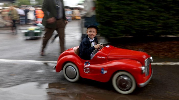 Semangatnya Anak-anak Balapan Mobil Pedal di Inggris Children take part in the Settrington Cup Pedal Car Race as motoring enthusiasts attend the Goodwood Revival, a three-day historic car racing festival in Goodwood, near Chichester, southern Britain, September 8, 2024. REUTERS/Toby Melville