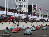 Semangatnya Anak-anak Balapan Mobil Pedal di Inggris