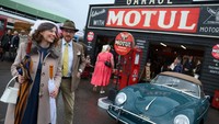 Pecinta otomotif mengunjungi pameran kendaraan antik saat Festival Goodwood Revival di Chichester, Inggris, Jumat (6/9) waktu setempat.  