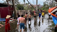 Menurut otoritas Vietnam, topan dan tanah longsor serta banjir yang terjadi menewaskan 21 orang di Vietnam dan melukai 229 orang. Selain itu, topan tersebut juga menewaskan empat orang di pulau Hainan, Cina selatan dan 20 orang di Filipina, menurut laporan Reuters, Senin (9/9). (REUTERS/Minh Nguyen)  