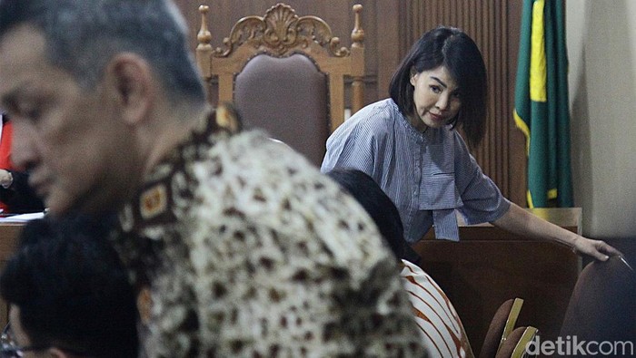 Terdakwa kasus dugaan korupsi pengelolaan tata niaga komoditas timah Helena Lim (kiri) bersiap menjalani sidang lanjutan di Pengadilan Tipikor, Jakarta, Senin (9/9/2024). Sidang tersebut beragenda mendengarkan keterangan saksi yang dihadirkan Jaksa Penuntut Umum (JPU) yakni Budi Hatari, Iksan Sodiki dan Kopdi Kardi.