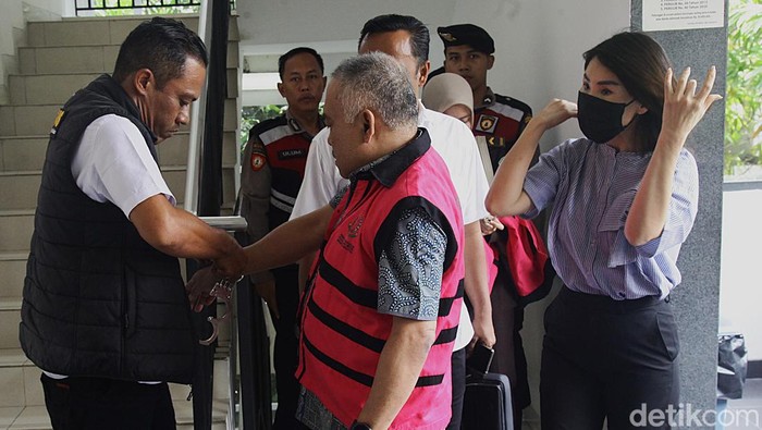 Sidang Lanjutan Helena Lim Terdakwa kasus dugaan korupsi pengelolaan tata niaga komoditas timah Helena Lim (kiri) bersiap menjalani sidang lanjutan di Pengadilan Tipikor, Jakarta, Senin (9/9/2024). Sidang tersebut beragenda mendengarkan keterangan saksi yang dihadirkan Jaksa Penuntut Umum (JPU) yakni Budi Hatari, Iksan Sodiki dan Kopdi Kardi.