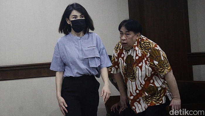 Sidang Lanjutan Helena Lim Terdakwa kasus dugaan korupsi pengelolaan tata niaga komoditas timah Helena Lim (kiri) bersiap menjalani sidang lanjutan di Pengadilan Tipikor, Jakarta, Senin (9/9/2024). Sidang tersebut beragenda mendengarkan keterangan saksi yang dihadirkan Jaksa Penuntut Umum (JPU) yakni Budi Hatari, Iksan Sodiki dan Kopdi Kardi.