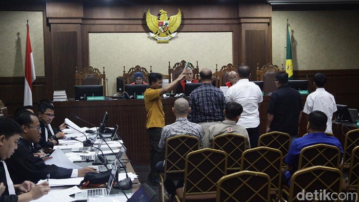 Lima belas terdakwa perkara dugaan pungutan liar (pungli) dalam lingkungan Rumah Tahanan (Rutan) KPK kembali menjalani sidang di Pengadilan Tipikor, Jakarta, Senin (9/9/2024). Sidang tersebut beragendakan mendengarkan keterangan para saksi antara lain Herman Mayori, Fauzi Husni, Henri Petrus, Gong Icang, Farin Aditya dan Robinson Poltak. Sebelumnya, jaksa mendakwa para terdakwa karena diduga melakukan praktik pungli hingga mencapai sekitar Rp6,3 miliar.