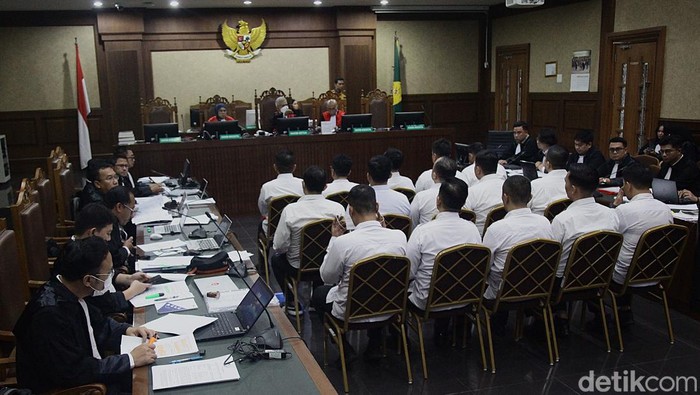 Lima belas terdakwa perkara dugaan pungutan liar (pungli) dalam lingkungan Rumah Tahanan (Rutan) KPK kembali menjalani sidang di Pengadilan Tipikor, Jakarta, Senin (9/9/2024). Sidang tersebut beragendakan mendengarkan keterangan para saksi antara lain Herman Mayori, Fauzi Husni, Henri Petrus, Gong Icang, Farin Aditya dan Robinson Poltak. Sebelumnya, jaksa mendakwa para terdakwa karena diduga melakukan praktik pungli hingga mencapai sekitar Rp6,3 miliar.