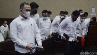 Lima belas terdakwa perkara dugaan pungutan liar (pungli) dalam lingkungan Rumah Tahanan (Rutan) KPK kembali menjalani sidang di Pengadilan Tipikor, Jakarta, Senin (9/9/2024).