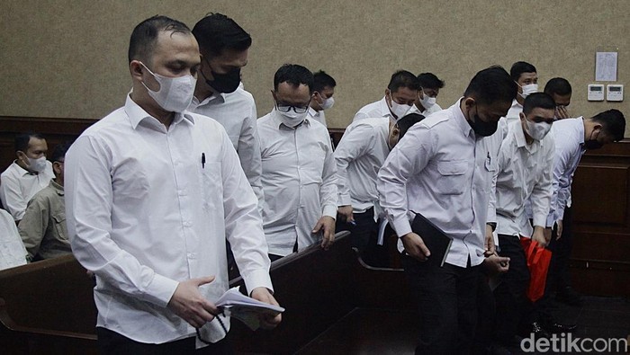 Sidang Lanjutan Pungli di Rutan KPK Lima belas terdakwa perkara dugaan pungutan liar (pungli) dalam lingkungan Rumah Tahanan (Rutan) KPK kembali menjalani sidang di Pengadilan Tipikor, Jakarta, Senin (9/9/2024). Sidang tersebut beragendakan mendengarkan keterangan para saksi antara lain Herman Mayori, Fauzi Husni, Henri Petrus, Gong Icang, Farin Aditya dan Robinson Poltak. Sebelumnya, jaksa mendakwa para terdakwa karena diduga melakukan praktik pungli hingga mencapai sekitar Rp6,3 miliar.