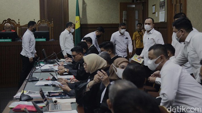 Lima belas terdakwa perkara dugaan pungutan liar (pungli) dalam lingkungan Rumah Tahanan (Rutan) KPK kembali menjalani sidang di Pengadilan Tipikor, Jakarta, Senin (9/9/2024). Sidang tersebut beragendakan mendengarkan keterangan para saksi antara lain Herman Mayori, Fauzi Husni, Henri Petrus, Gong Icang, Farin Aditya dan Robinson Poltak. Sebelumnya, jaksa mendakwa para terdakwa karena diduga melakukan praktik pungli hingga mencapai sekitar Rp6,3 miliar.