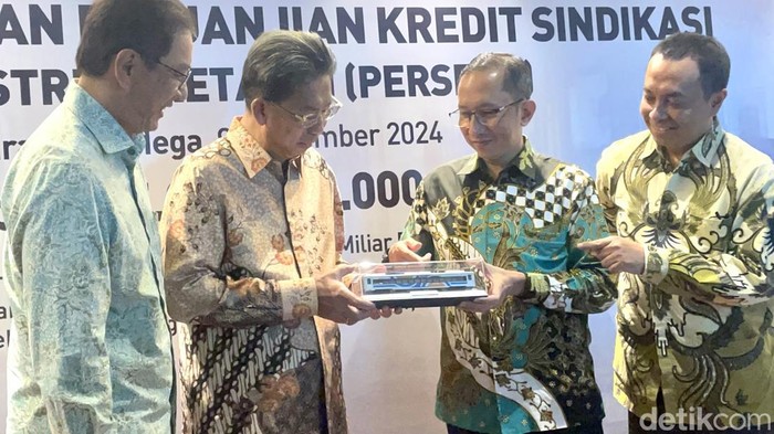 PT Bank Mega Tbk bersama dengan PT Sarana Multi Infrastruktur (Persero) sebagai Joint Mandated Lead Arranger (JMLA) memberikan fasilitas kredit sindikasi kepada PT Industri Kereta Api (Persero) di Menara Bank Mega Jakarta,  Senin (9/9/2024).