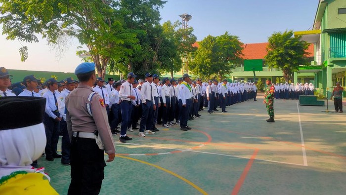 Sosialisasi bahaya kenakalan remaja di SMP 1 Krembung Sidoarjo