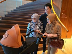 Gaya Syahrini Jalan-jalan Sambil Momong Anak Pakai Stroller Rp 21,5 Juta