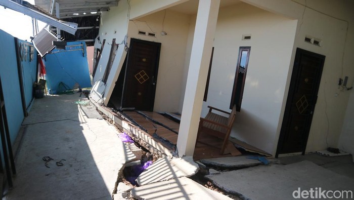 Kondisi terkini rumah dan ruko sepanjang pinggir Sungai Juwana tepatnya Desa Purworejo Kecamatan Pati, rusak akibat tanahnya gerak, Senin (9/9/2024).