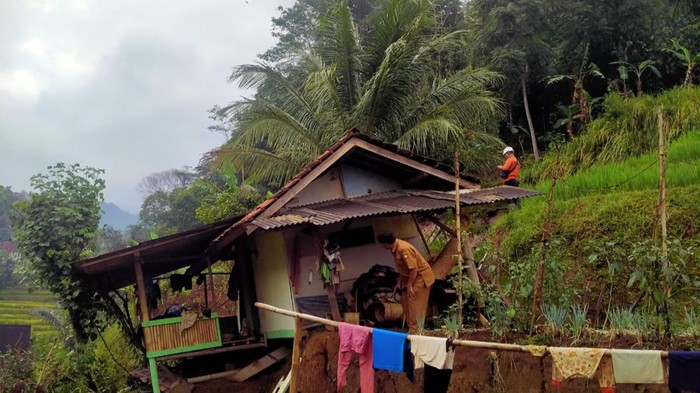 Tanah longsor gerus saung di Rancakalong, Sumedang, Senin (9/9/2024).