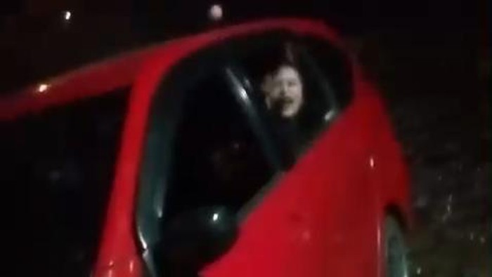 Tangkapan layar video viral pemobil buang sampah sembarangan di jalur Puncak Cianjur.