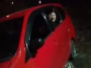 Pengendara Mobil Ngegas gegara Ogah Ditegur Buang Sampah di Jalan