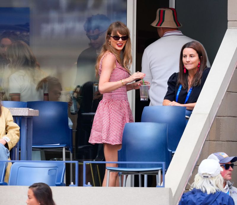 Taylor Swift dan Travis Kelce NEW YORK, NEW YORK - SEPTEMBER 08: Taylor Swift and Travis Kelce are seen at the 2024 US Open Tennis Championships on September 08, 2024 in New York City. (Photo by Gotham/GC Images)
