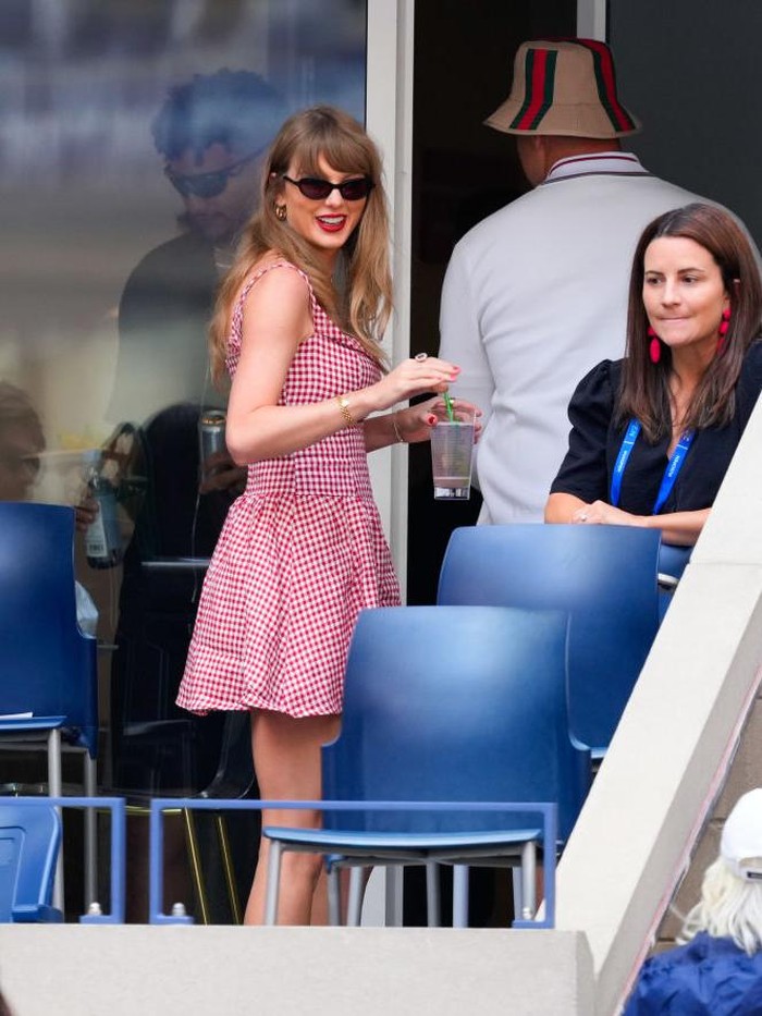 Taylor Swift dan Travis Kelce NEW YORK, NEW YORK - SEPTEMBER 08: Taylor Swift and Travis Kelce are seen at the 2024 US Open Tennis Championships on September 08, 2024 in New York City. (Photo by Gotham/GC Images)