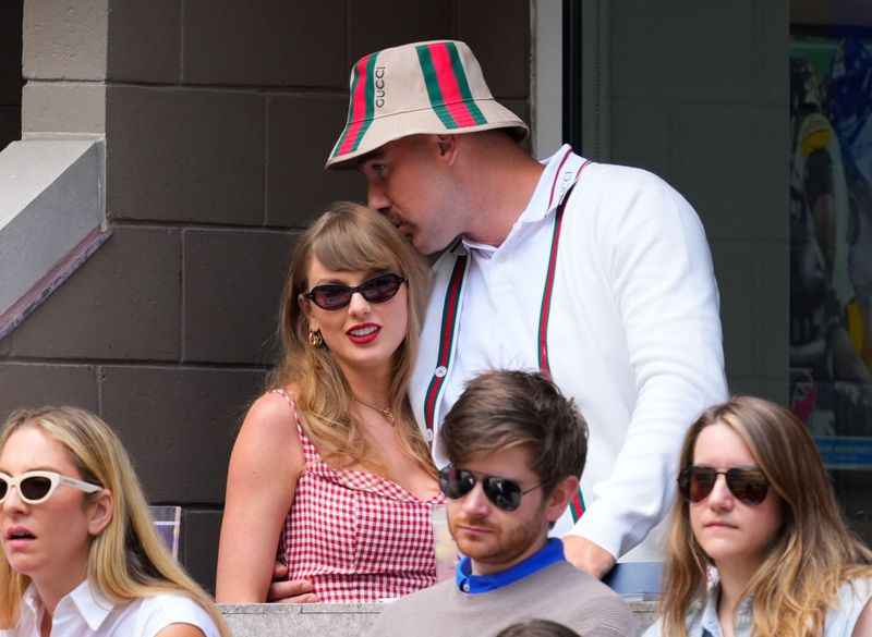 Taylor Swift dan Travis Kelce NEW YORK, NEW YORK - SEPTEMBER 08: Taylor Swift and Travis Kelce are seen at the 2024 US Open Tennis Championships on September 08, 2024 in New York City. (Photo by Gotham/GC Images)