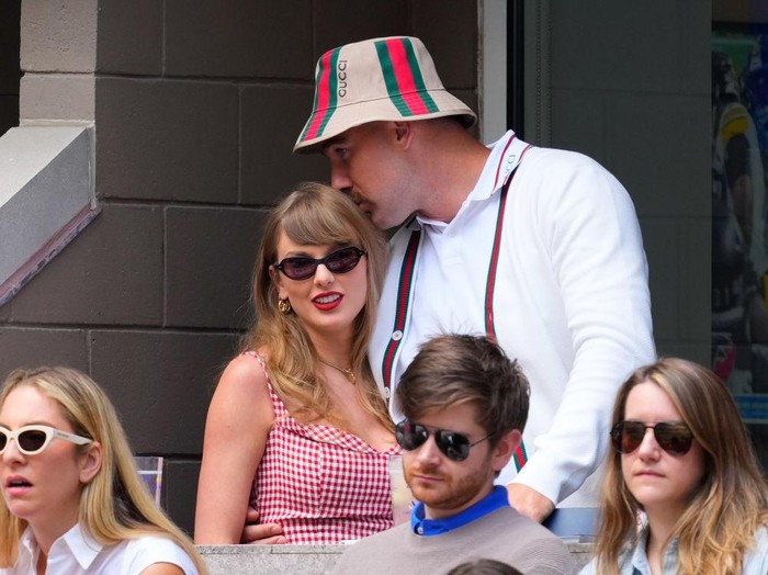 Taylor Swift dan Travis Kelce NEW YORK, NEW YORK - SEPTEMBER 08: Taylor Swift and Travis Kelce are seen at the 2024 US Open Tennis Championships on September 08, 2024 in New York City. (Photo by Gotham/GC Images)