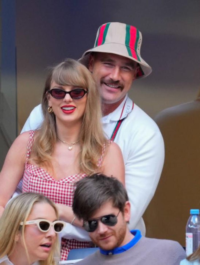 Taylor Swift dan Travis Kelce NEW YORK, NEW YORK - SEPTEMBER 08: Taylor Swift and Travis Kelce are seen at the 2024 US Open Tennis Championships on September 08, 2024 in New York City. (Photo by Gotham/GC Images)