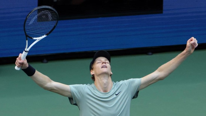 Tennis - U.S. Open - Flushing Meadows, New York, United States - September 8, 2024 Italys Jannik Sinner celebrates winning his final match against Taylor Fritz of the U.S. REUTERS/Eduardo Munoz