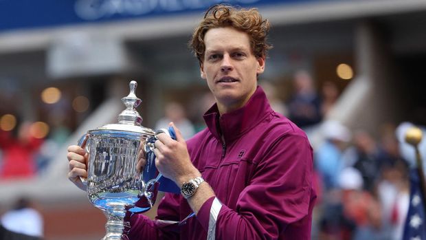 Tennis - U.S. Open - Flushing Meadows, New York, United States - September 8, 2024 Italy's Jannik Sinner poses with the trophy after winning his final match against Taylor Fritz of the U.S. REUTERS/Mike Segar