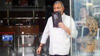 Wisnu Haryana meninggalkan Gedung KPK usai menjalani pemeriksaan, Senin (9/9/2024).