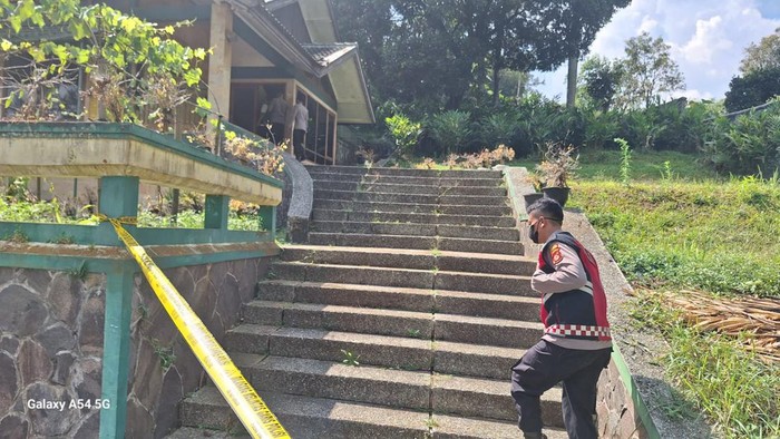 TKP Penemuan mayat penjaga vila di Bandung